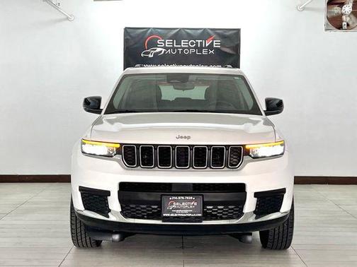 Bright White Clearcoat 2024 Jeep Grand Cherokee Laredo