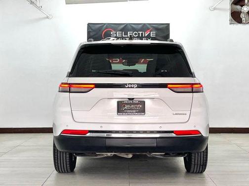 Bright White Clearcoat 2024 Jeep Grand Cherokee Laredo