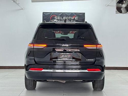 Diamond Black Crystal Pearlcoat 2024 Jeep Grand Cherokee Laredo