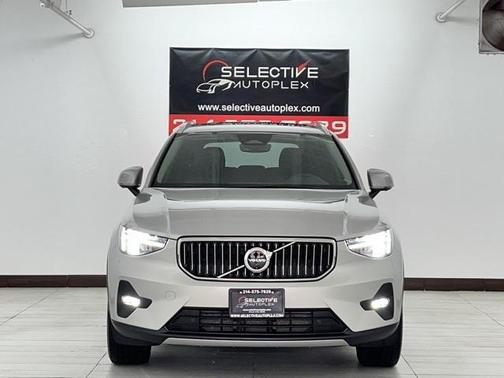 2025 Volvo XC40 B5 Plus Bright Theme