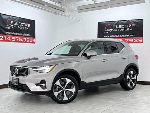 2025 Volvo XC40 B5 Plus Bright Theme