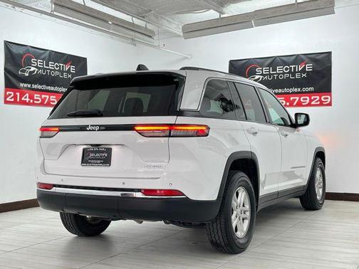 Bright White Clearcoat 2024 Jeep Grand Cherokee Laredo