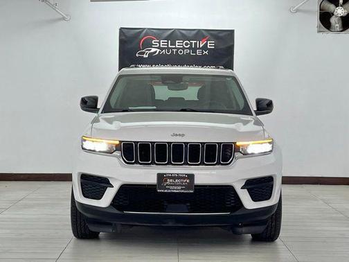 Bright White Clearcoat 2024 Jeep Grand Cherokee Laredo