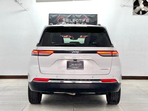Bright White Clearcoat 2024 Jeep Grand Cherokee Laredo