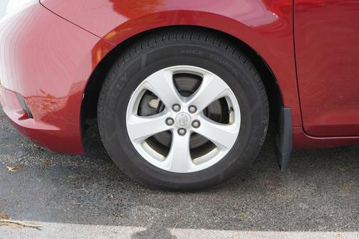 Salsa Red Pearl 2017 Toyota Sienna LE