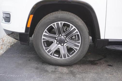 2023 Jeep Wagoneer Base