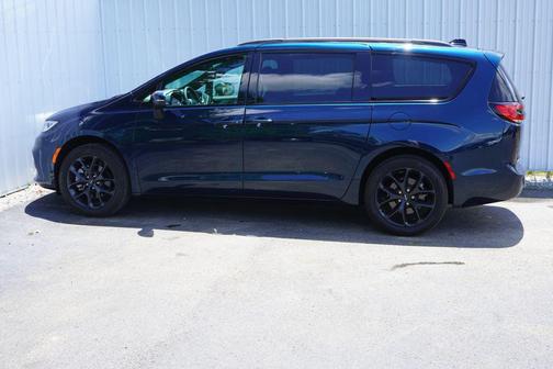 Fathom Blue Pearlcoat 2023 Chrysler Pacifica Touring L