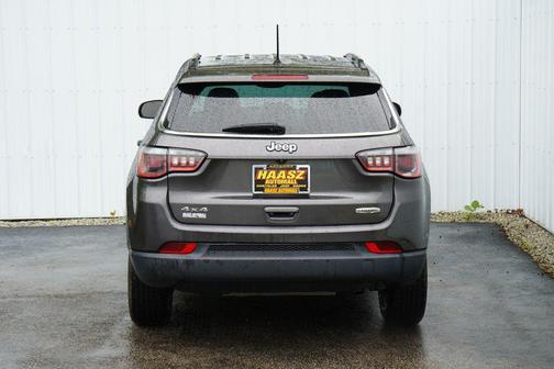 Granite Crystal Metallic Clearcoat 2017 Jeep New Compass Latitude