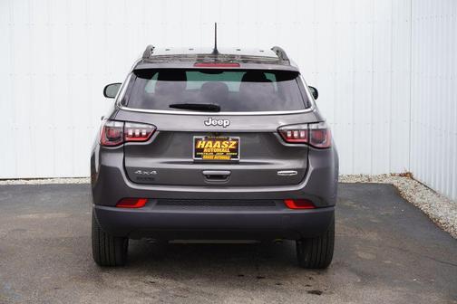 Granite Crystal Metallic Clearcoat 2024 Jeep Compass Latitude Lux