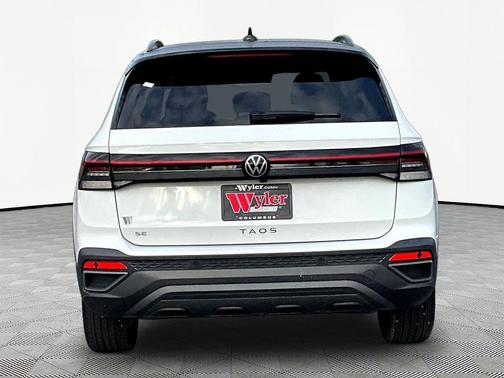 Pure White 2025 Volkswagen Taos 1.5T SE Black