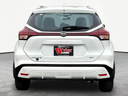 Aspen White Tricoat 2024 Nissan Kicks SV