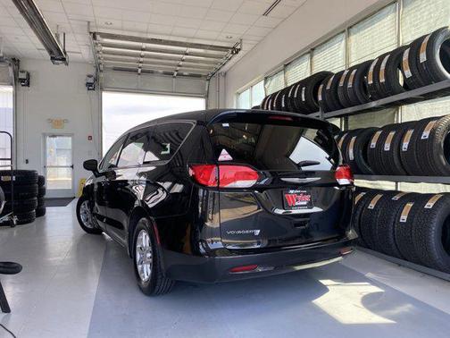 2023 Chrysler Voyager LX