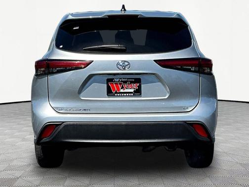 Celestial Silver Metallic 2023 Toyota Highlander LE