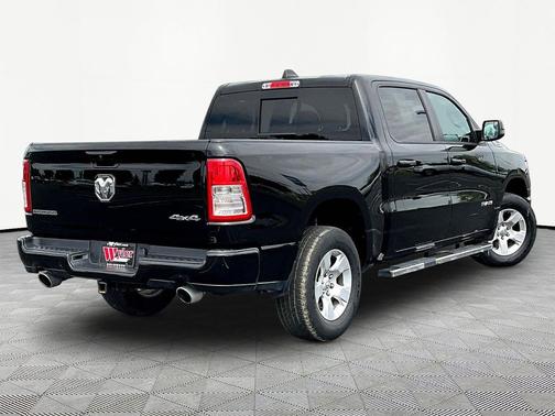 Diamond Black Crystal Pearlcoat 2024 RAM 1500 Big Horn/Lone Star