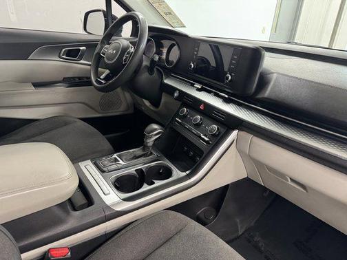 2022 Kia Carnival LX