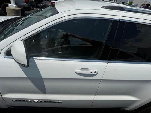Bright White Clearcoat 2020 Jeep Grand Cherokee Laredo