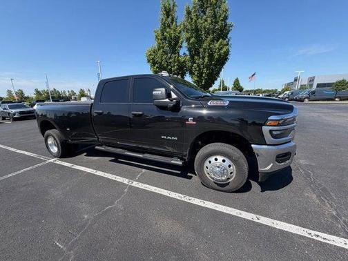 Diamond Black Crystal Pearlcoat 2025 RAM 3500 Tradesman Crew Cab 4x4 8' Box