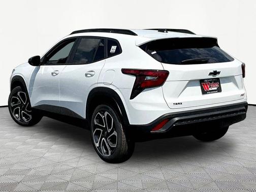 Summit White 2026 Chevrolet Trax FWD 2RS