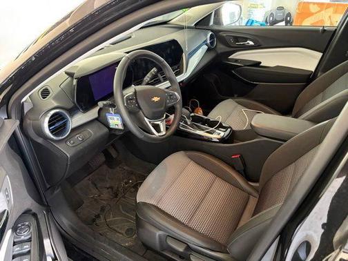 Mosaic Black Metallic 2024 Chevrolet Trax LT