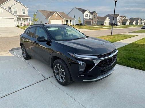 Mosaic Black Metallic 2024 Chevrolet Trax LT