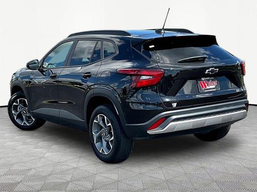 Mosaic Black Metallic 2024 Chevrolet Trax LT