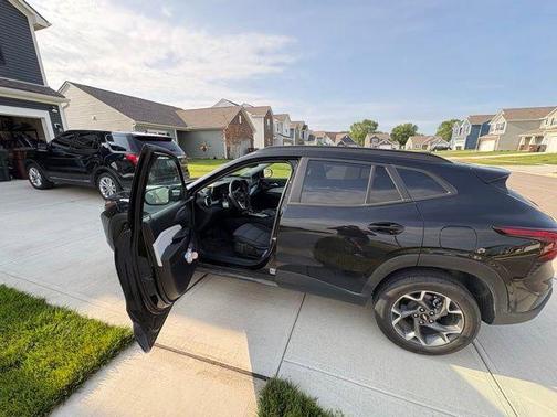 Mosaic Black Metallic 2024 Chevrolet Trax LT