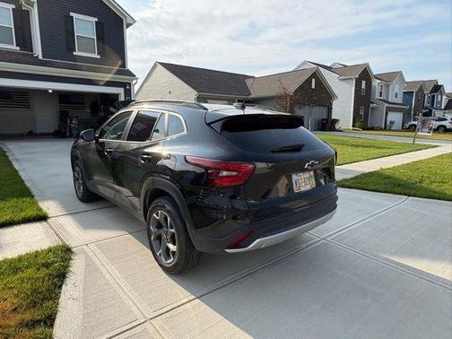 Mosaic Black Metallic 2024 Chevrolet Trax LT
