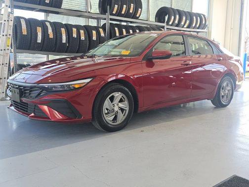 2025 Hyundai ELANTRA SE