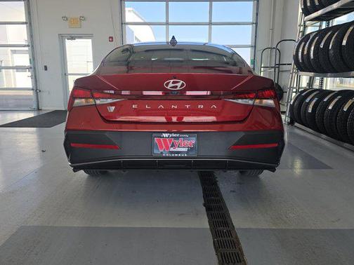 2025 Hyundai ELANTRA SE