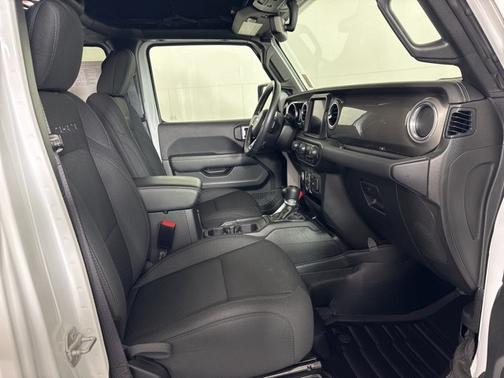 2022 Jeep Wrangler SAHARA