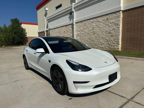 Pearl White Multi-Coat 2023 Tesla Model 3 Standard Range