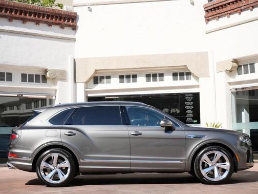 2025 Bentley Bentayga V8