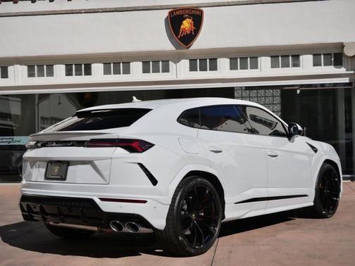 2022 Lamborghini Urus 