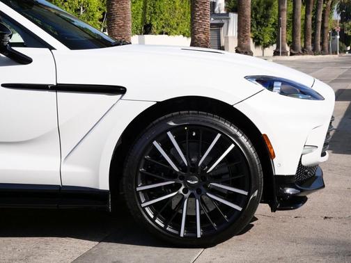 2025 Aston Martin DBX 707