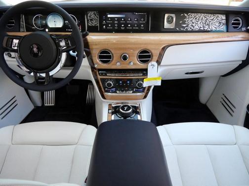 2025 Rolls-Royce Phantom 