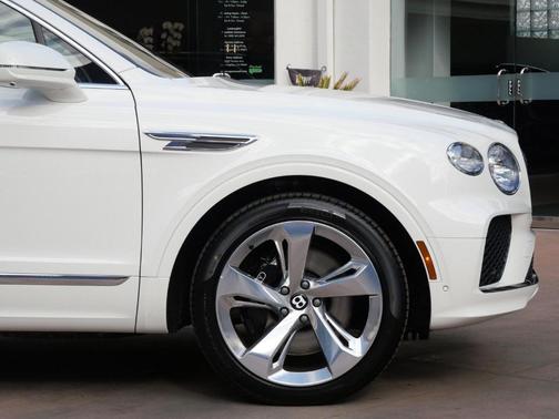 Glacier White 2025 Bentley Bentayga V8