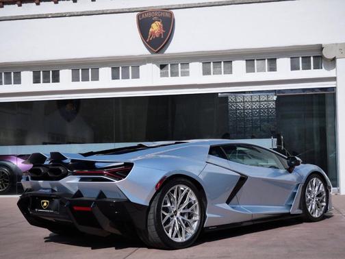 2025 Lamborghini Revuelto 
