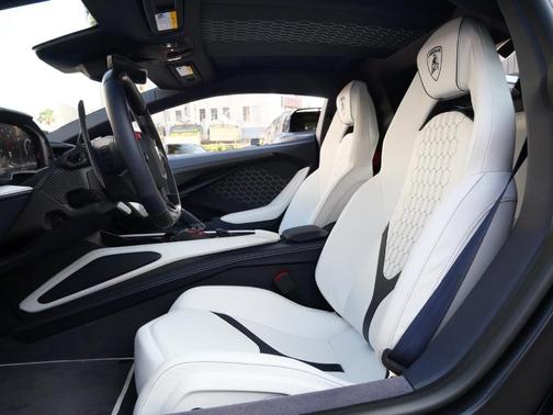 2025 Lamborghini Revuelto 