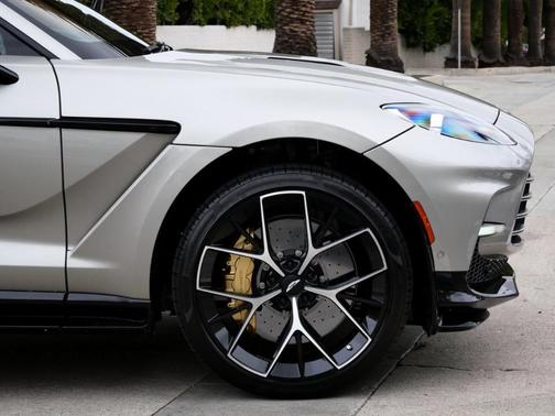 2025 Aston Martin DBX 707