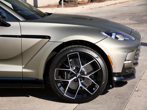 2025 Aston Martin DBX 707