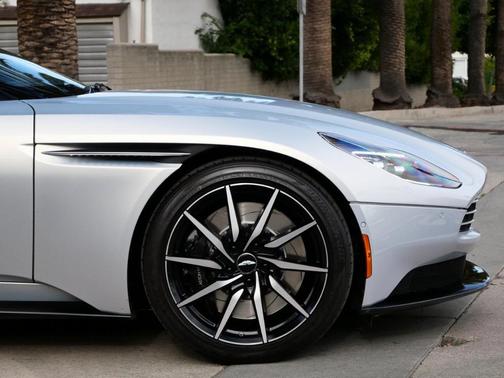 2022 Aston Martin DB11 Volante