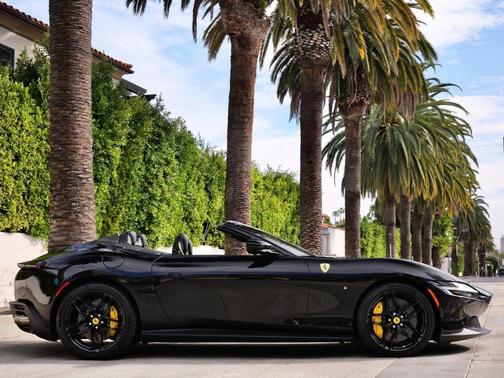 2025 Ferrari Roma Spider Base