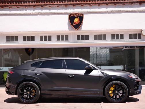 Bianco Icarus Metallic 2022 Lamborghini Urus