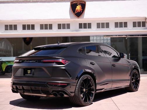 Bianco Icarus Metallic 2022 Lamborghini Urus