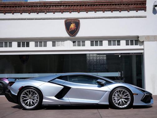 2025 Lamborghini Revuelto