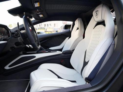 2025 Lamborghini Revuelto