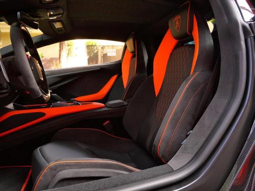 2024 Lamborghini Revuelto 