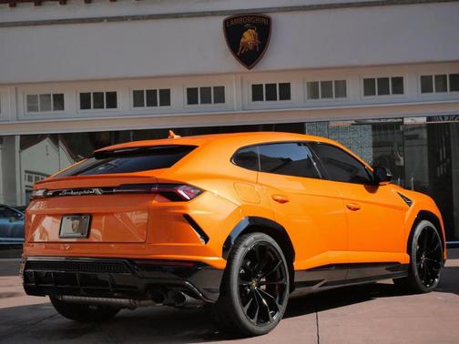 2022 Lamborghini Urus Graphite Capsule