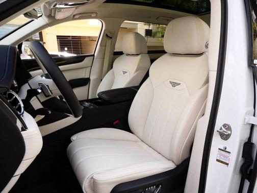 2024 Bentley Bentayga 