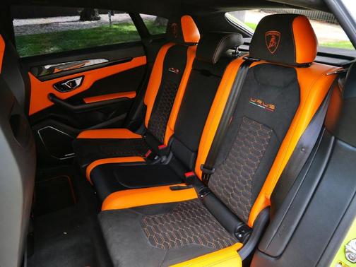 Verde Scandal Metallic 2022 Lamborghini Urus